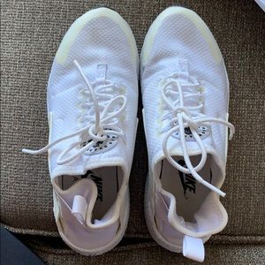 White Nike Huaraches